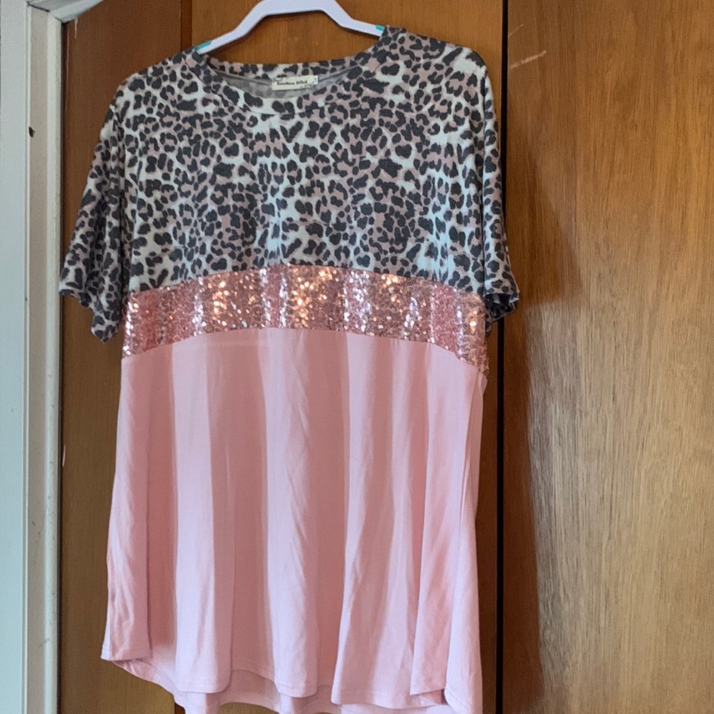 Cute blouse with sequins
